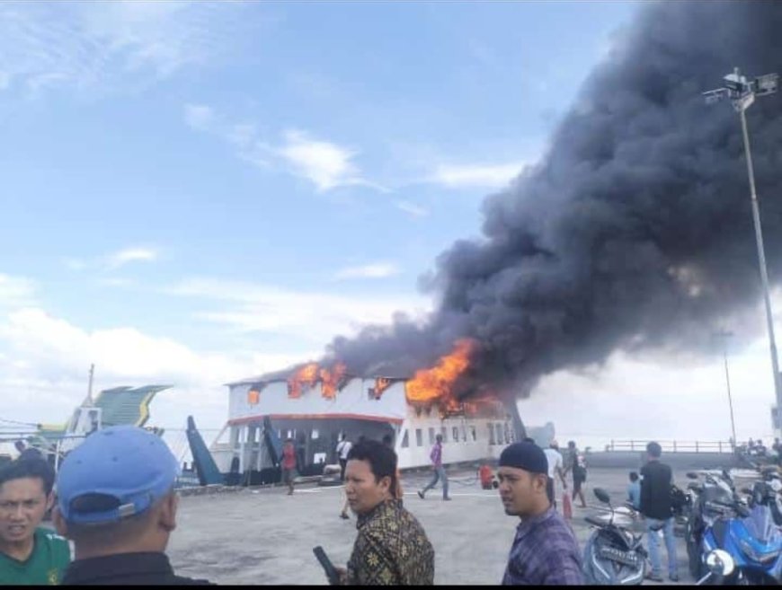 Kapal Motor Penyeberangan Di Bengkalis Terbakar Saat Diperbaiki