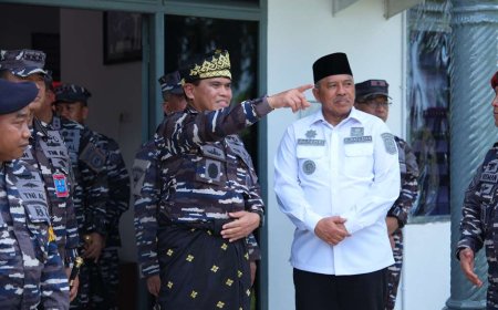 KASAL Laksamana TNI Muhammad Ali Diberi Gelar Adat Saat Bakti  Sosial dan Sunatan Massal di Siak
