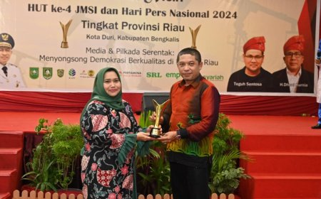 Kasmarni Raih Penghargaan Tertinggi Pin Emas Pada HUT JMSI 