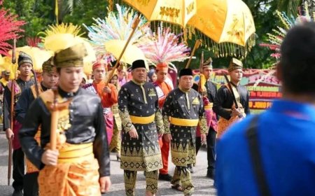 Bupati dan Wabup Siak Diberi Gelar Adat