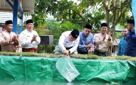 Wabup Siak Tabur Bibit Lele Di Kampung Sawit Permai