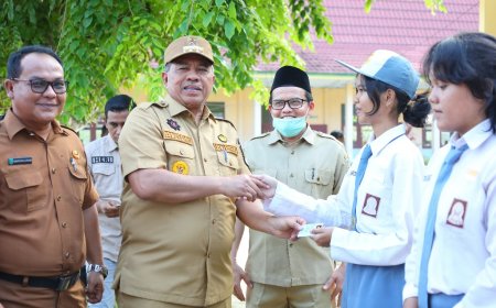 Sebanyak 10 Pelajar SMK 1 Koto Gasib Dapat e-KTP dari Bupati Siak 