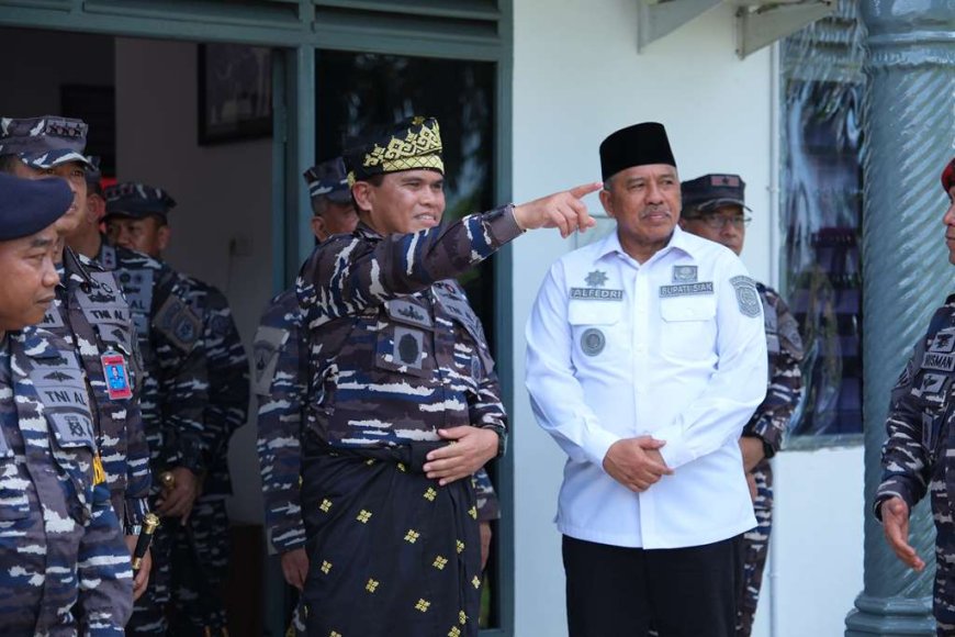 KASAL Laksamana TNI Muhammad Ali Diberi Gelar Adat Saat Bakti Sosial dan Sunatan Massal di Siak