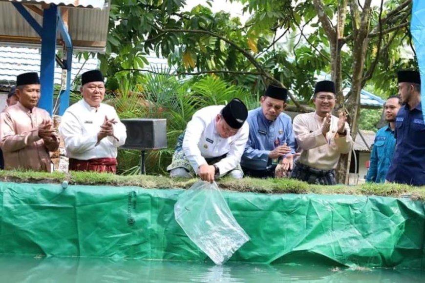 Wabup Siak Tabur Bibit Lele Di Kampung Sawit Permai
