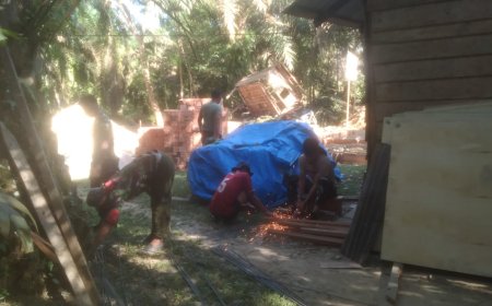 Kasli Saputra Warga Desa Tanjung Belit Selatan Yang Beruntung Jadi Sasaran Pertama Rehab RTLH  Satgas TMMD Kodim 0313/KPR