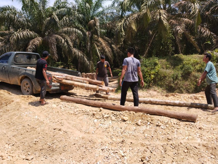 Tim TMMD Kodim 0313/Kpr Rehab MCK Mushala dan Pasang 60 Batang Kayu Cerocok Box Culvert Di Desa Tanjung Belit Selatan