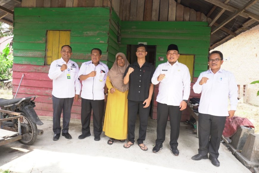 Wakil Bupati Kunjungi Rumah Penerima Beasiswa di Kecamatan Siak