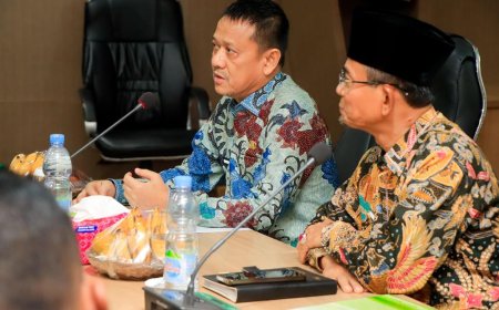 Hambali Serahkan Beasiswa Satu Keluarga Satu Sarjana dan Produktif dari Baznas Kampar