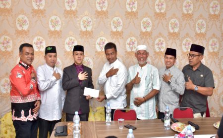 Ahmad Yuzar Serahkan Uang Pembinaan Kepada Qari Asal Kampar Raih Juara III  MTQ Tingkat Nasional