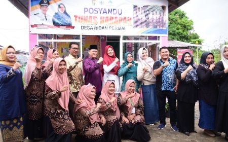 Penjabat Bupati Kampar Dampingi Ricana Djayanti Serahkan Bantuan Makanan Tambahan Desa Ridan Permai Bangkinang Kota