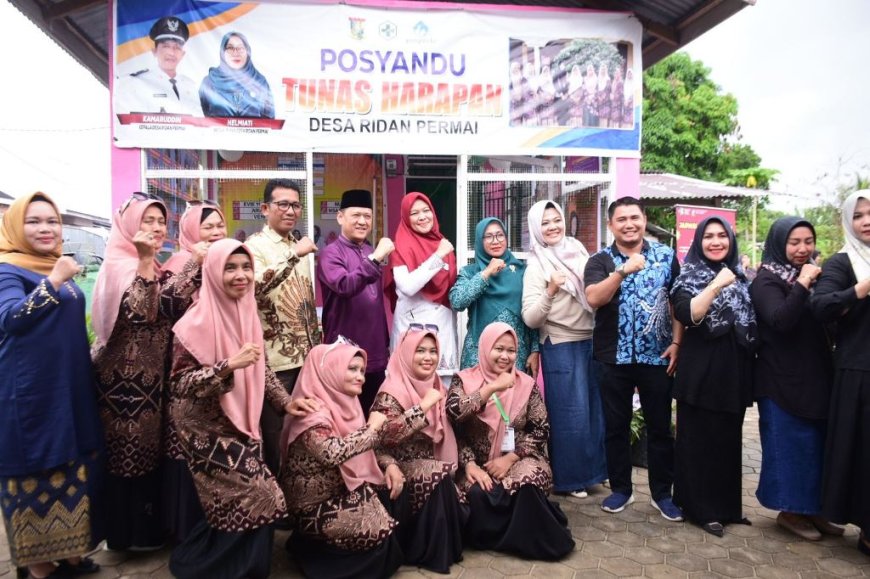 Penjabat Bupati Kampar Dampingi Ricana Djayanti Serahkan Bantuan Makanan Tambahan Desa Ridan Permai Bangkinang Kota