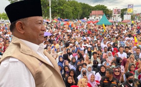 Hujan Deras Mengguyur, Ribuan Pendukung Yusri-Rinto Tetap Bertahan Dengan Riang Gembira Padati Lapangan Merdeka Bangkinang Kota