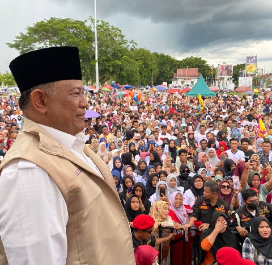 Hujan Deras Mengguyur, Ribuan Pendukung Yusri-Rinto Tetap Bertahan Dengan Riang Gembira Padati Lapangan Merdeka Bangkinang Kota