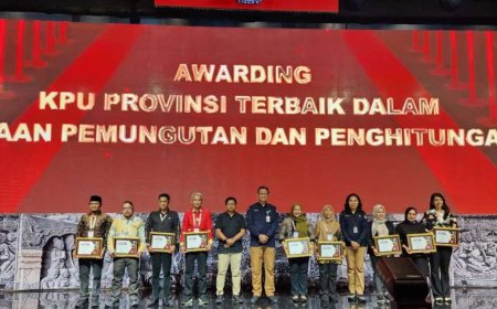 KPU RI Serahkan Dua Penghargaan Untuk KPU Riau Sebagai Satker Terbaik