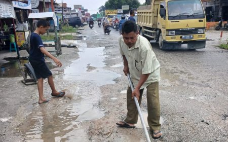 Masyarakat GORO Perbaiki Jalan Suka Karya Pekanbaru