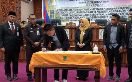 Afrizal Sintong Teken Pengesahan APBD Rohil Rp2,7 Triliun