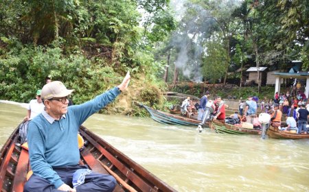 Bupati Kampar Azis Zaenal Arungi Sungai Subayang Menuju Desa Terisolir