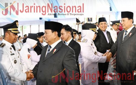 Ahmad Yuzar dan Misharti Haru Saat Berjabatan Tangan Dengan Probowo