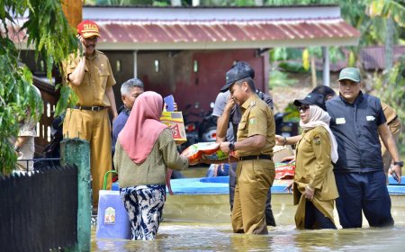 Ahmad Yuzar dan Misharti Bersama Abdul Wahid Salurkan Bantuan ke Korban Banjir di Kampar Utara