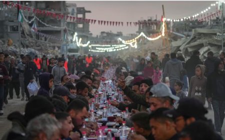 Warga Gaza Berbuka Puasa Diantara Puing-puing Bangunan