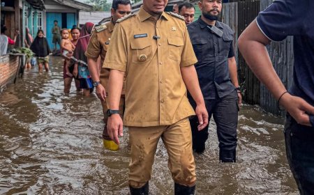 Walikota Pekanbaru Agung Nugroho Tinjau Lokasi banjir Di Jalan Yos Sudarso