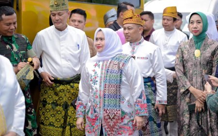 Pulang Retret, Kasmarni dan Bagus Santoso Disambut Meriah Dengan Gemuruh Kompang dan Silat