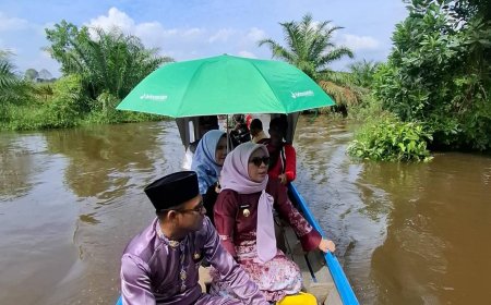 Wabup Kampar Serahkan Bantuan Beras 2,7 Ton untuk Warga Korban Banjir Di Siak Hulu