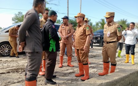 Bupati dan Wakil Bupati Rohil Tinjau Beberapa Ruas Jalan Terdampak Banjir