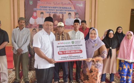 Safari Ramadan Perdana, Kasmarni  Serahkan Sejumlah Bantuan Di Kecamatan Bengkalis