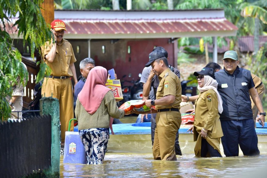 Ahmad Yuzar dan Misharti Bersama Abdul Wahid Salurkan Bantuan ke Korban Banjir di Kampar Utara