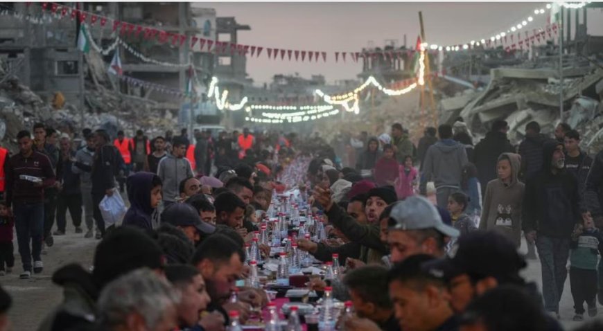 Warga Gaza Berbuka Puasa Diantara Puing-puing Bangunan