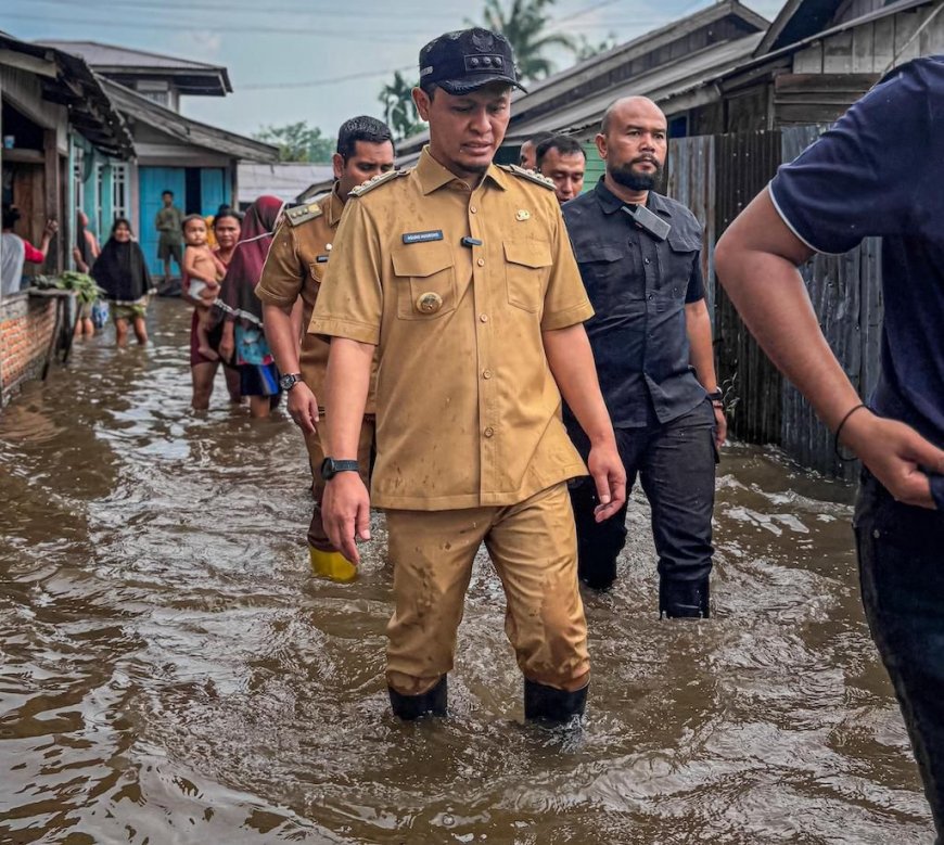 Walikota Pekanbaru Agung Nugroho Tinjau Lokasi banjir Di Jalan Yos Sudarso