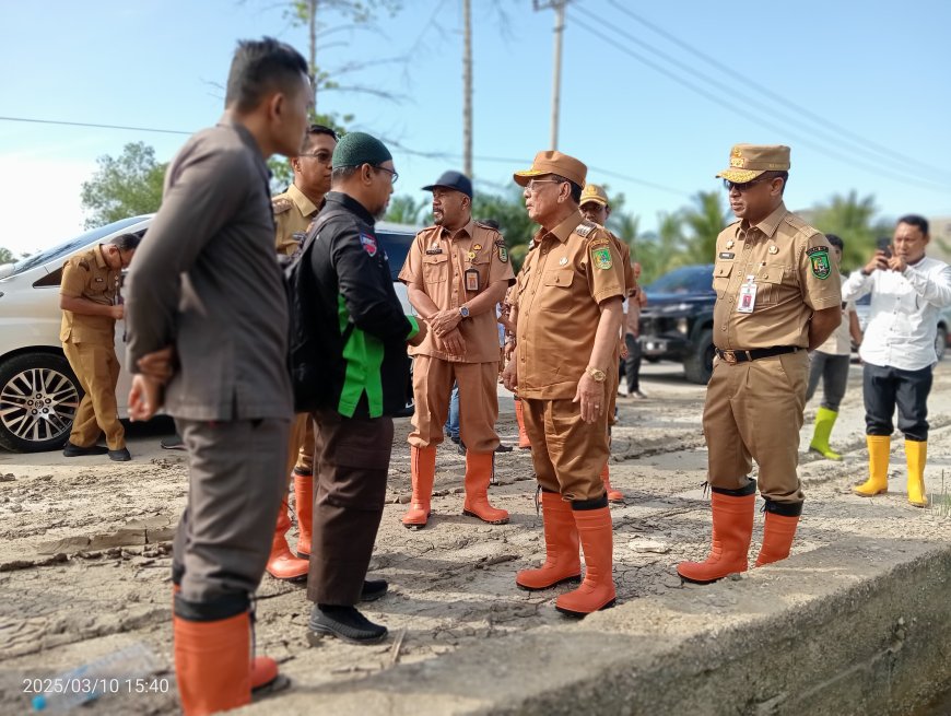 Bupati dan Wakil Bupati Rohil Tinjau Beberapa Ruas Jalan Terdampak Banjir