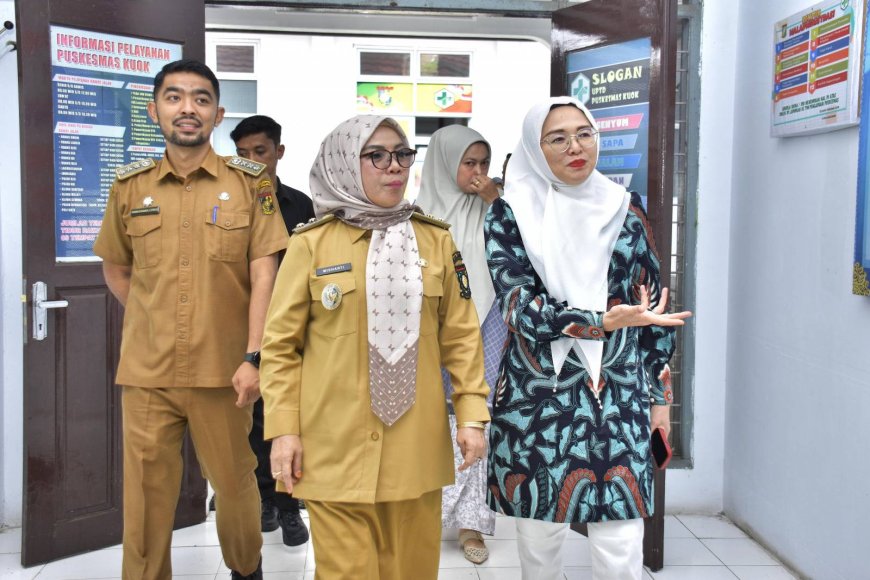 Misharti Minta Petugas Medis Puskesmas Kuok Layani Masyarakat Dengan Hati