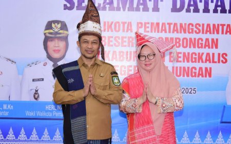Wabub Bengkalis dan Istri Diberi Gelar Kehormatan Marga Batak
