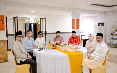 Bupati Bengkalis Kasmarni Berlebaran ke Rumah Gubri dan Forkopimda Riau