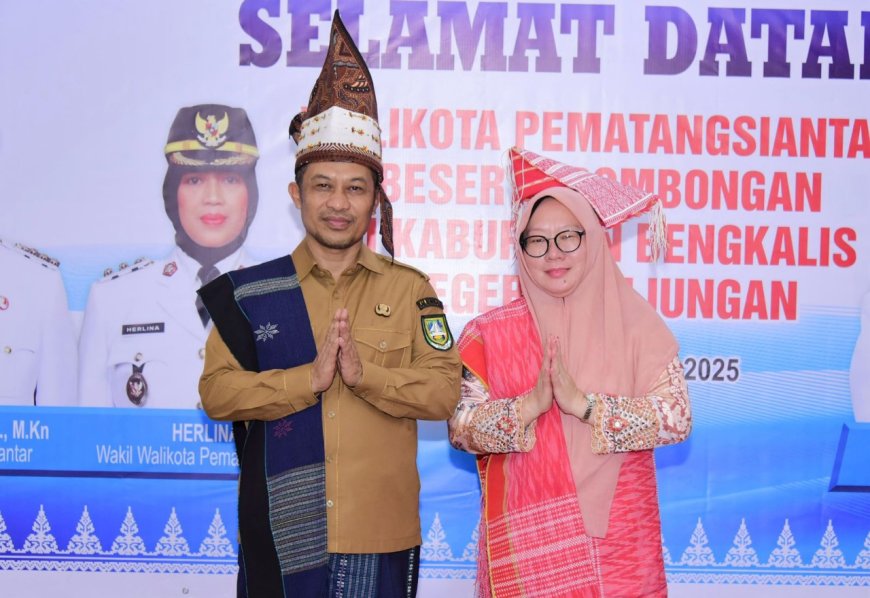Wabub Bengkalis dan Istri Diberi Gelar Kehormatan Marga Batak