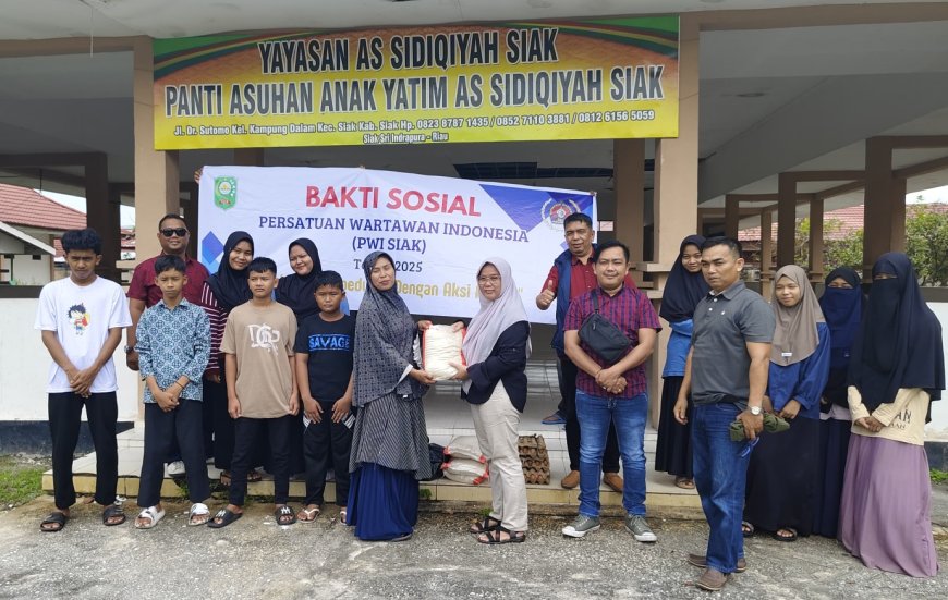 Ketua PWI Siak Wiwik Serahkan Bantuan Sembako ke Panti Asuhan dan Warga