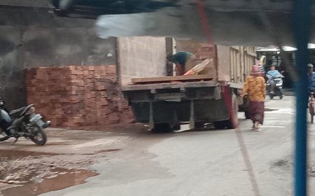 UD. Indah Bangunan Ganggu Akses Jalan Warga Sotong Saat Bongkar Muat Material