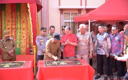 Bupati Rohil Dampingi Gubri dan Kapolda Tinjau Kondisi Jalan Lintas Sinaboi Bagansiapiapi Yang Rusak dan Resmikan Mess Hai Cu King