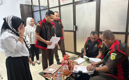 Tim Penyidik Pidsus Kejari Seram Bagian Barat Maluku Sita Tujuh Bundel Dokumen Dugaan Tipikor  Bansos Covid-19 Dinas Sosial