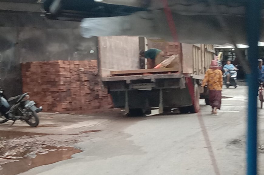 UD. Indah Bangunan Ganggu Akses Jalan Warga Sotong Saat Bongkar Muat Material