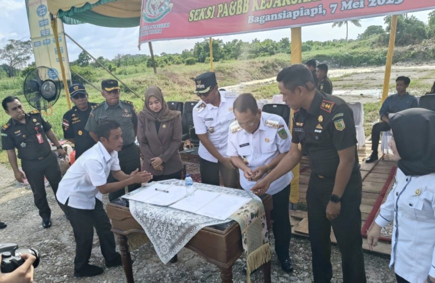 Kejari Rohil Musnahkan Barang Bukti 817 Ballpress