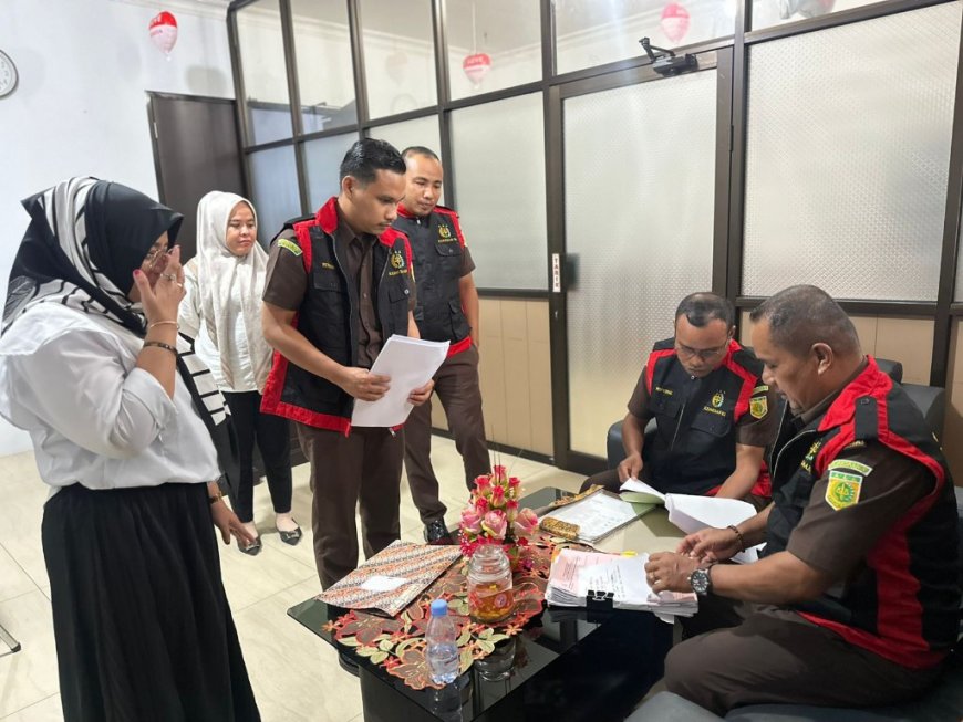 Tim Penyidik Pidsus Kejari Seram Bagian Barat Maluku Sita Tujuh Bundel Dokumen Dugaan Tipikor Bansos Covid-19 Dinas Sosial