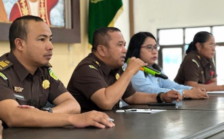 Plt. Kajari SBB Rapat Triwulan Kedua dan Evaluasi Pencanangan ZI Menuju WBK/WBBM Pada Jajaran Kejari SBB