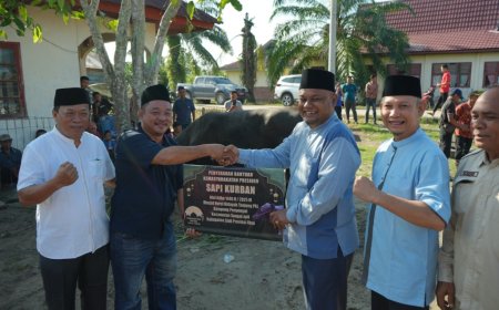 Wabup Siak Serahkan Satu Ekor Sapi Kurban Untuk Warga Tanjung Pal, Sungai Apit