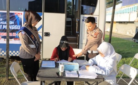 Ibu-ibu Kerumuni Tenda Pelayanan Kesehatan Gratis Polres Kampar Di Stadion Tuanku Tambusai Bangkinang Kota