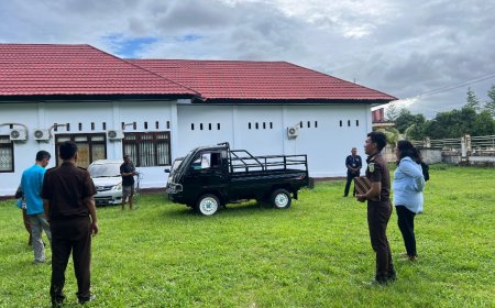 Kasi Datun Kejari SBB Serahkan  Dua Mobil Dinas Yang Dikuasai Pensiunan Pegawai