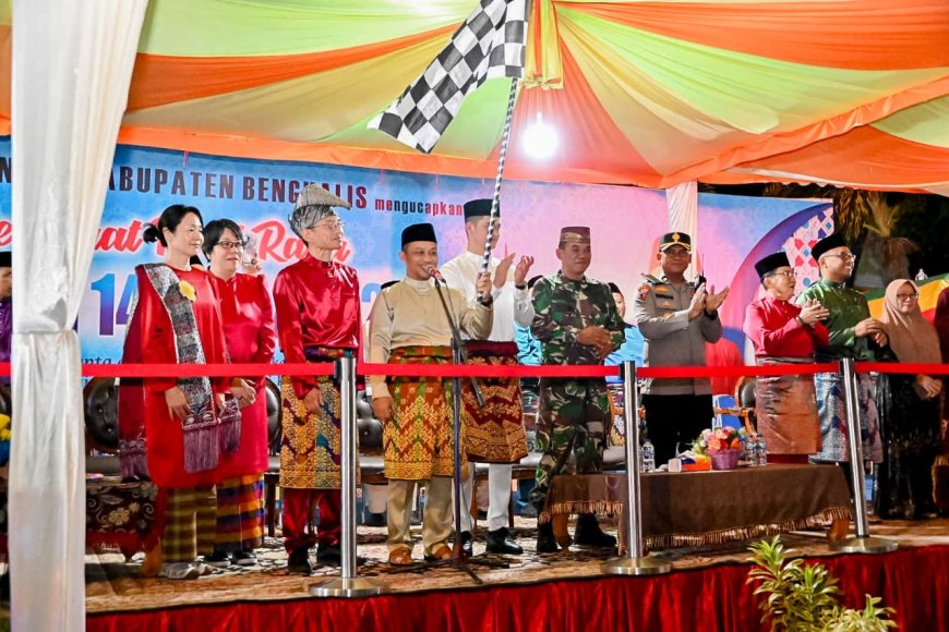 Bagus Santoso dan Ribuan Mata Saksikan Peserta Pawai Di Malam Takbir Idul Adha 1446 H