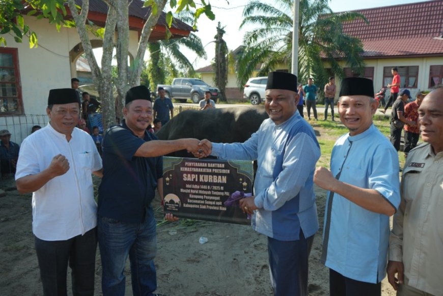 Wabup Siak Serahkan Satu Ekor Sapi Kurban Untuk Warga Tanjung Pal, Sungai Apit